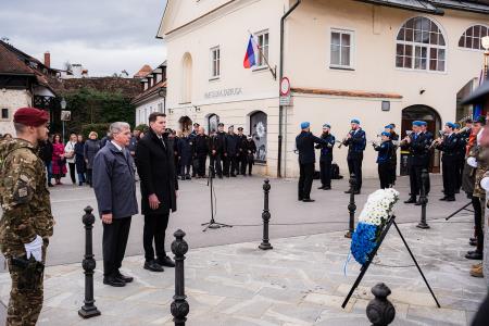 Polaganje cvetja k spomeniku Rudolfa Maistra (27)